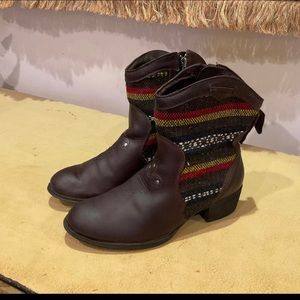 Born MOE3 Booties Size 7